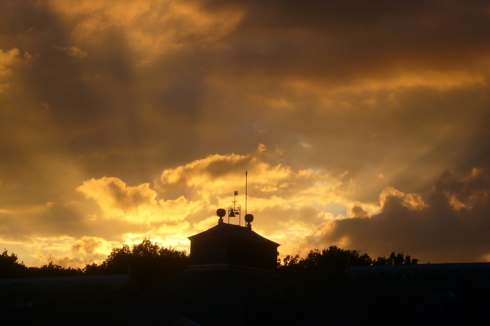 soleil couchant sur le chateau du champ de bataille