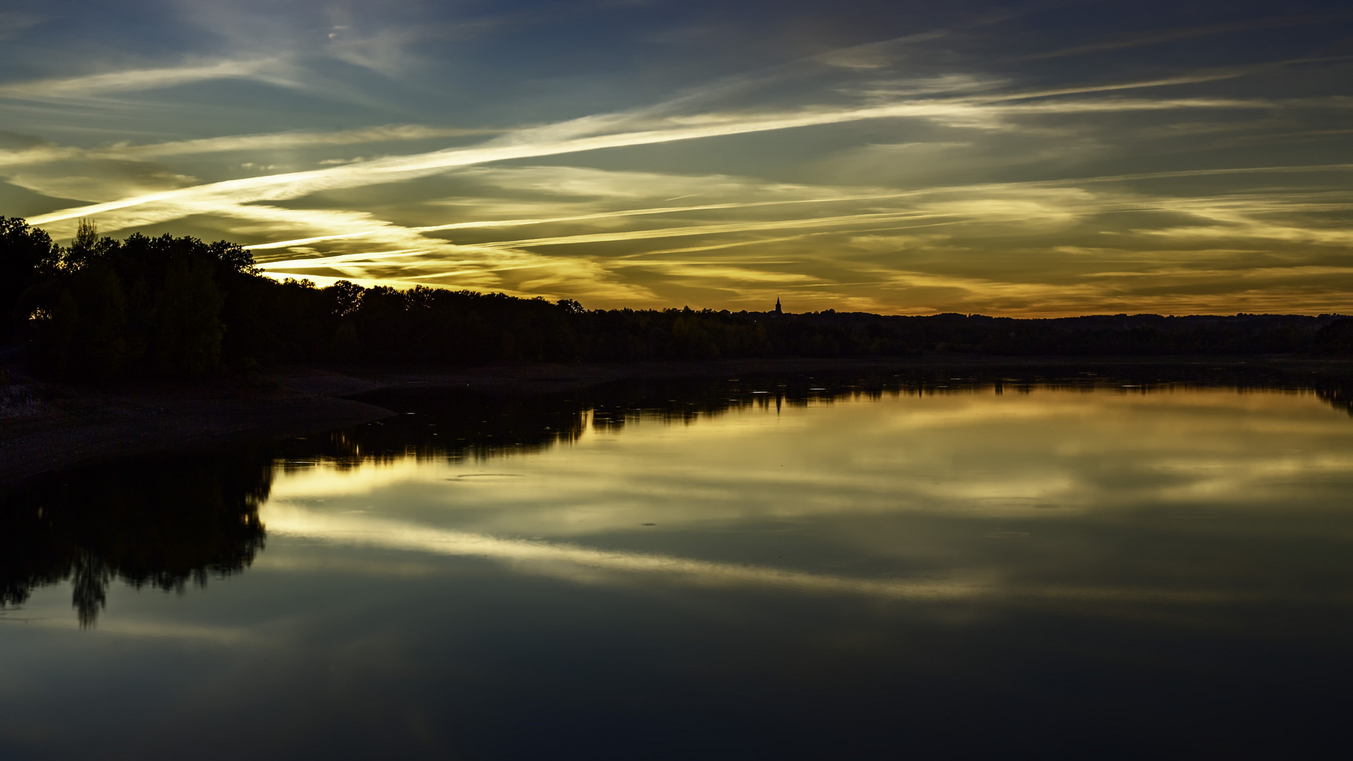 Soleil couchant sur le Lac de Poucharramet  Muret, France Panorama 