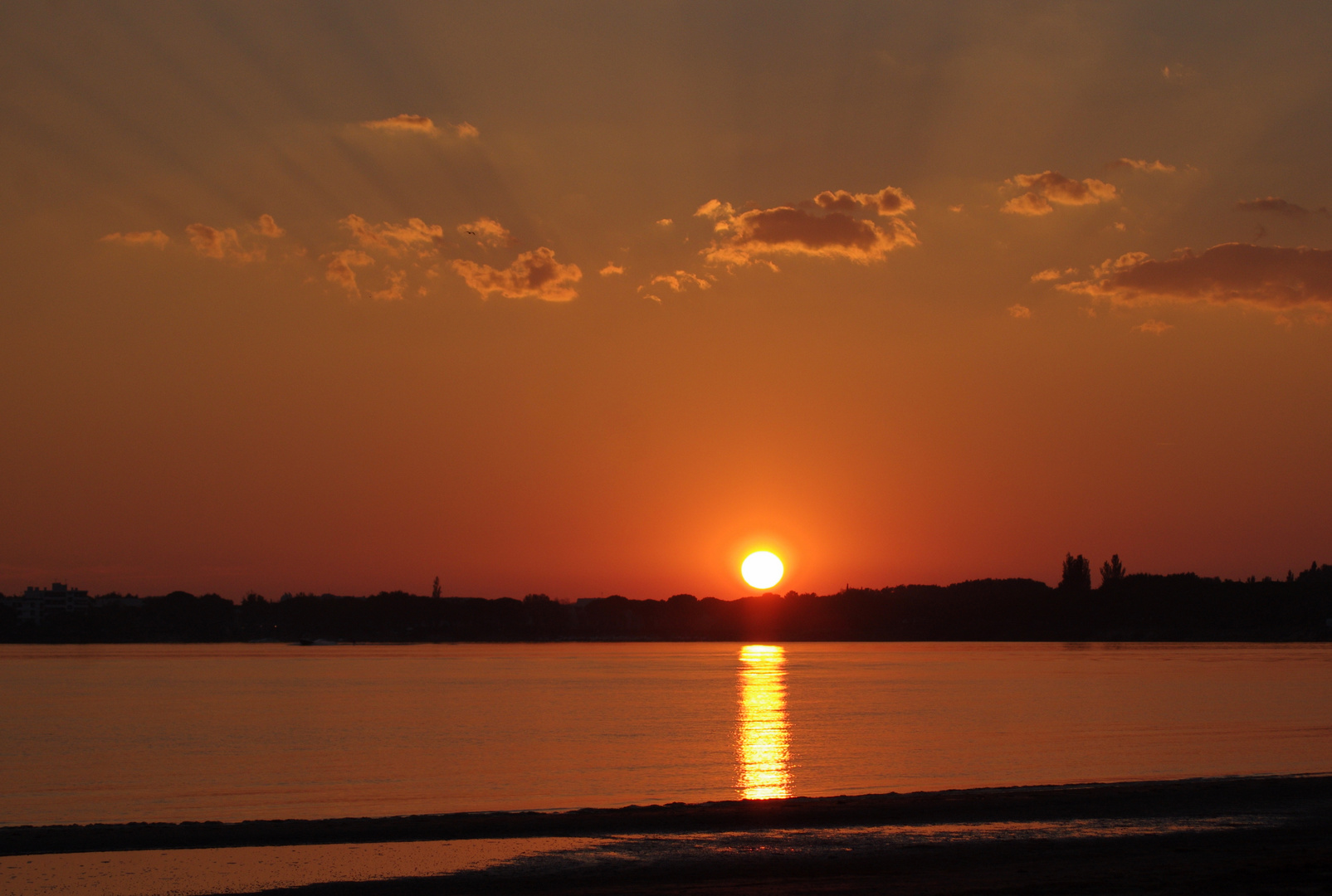 Soleil couchant sur l'étang du Ponant, Gard