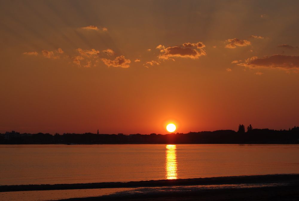 Soleil couchant sur l'étang du Ponant, Gard