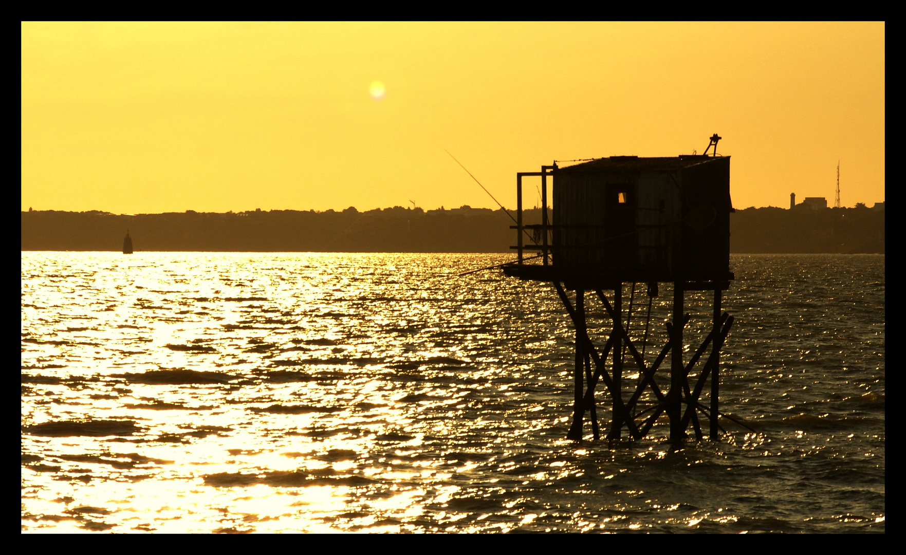 soleil couchant sur un carrelet.