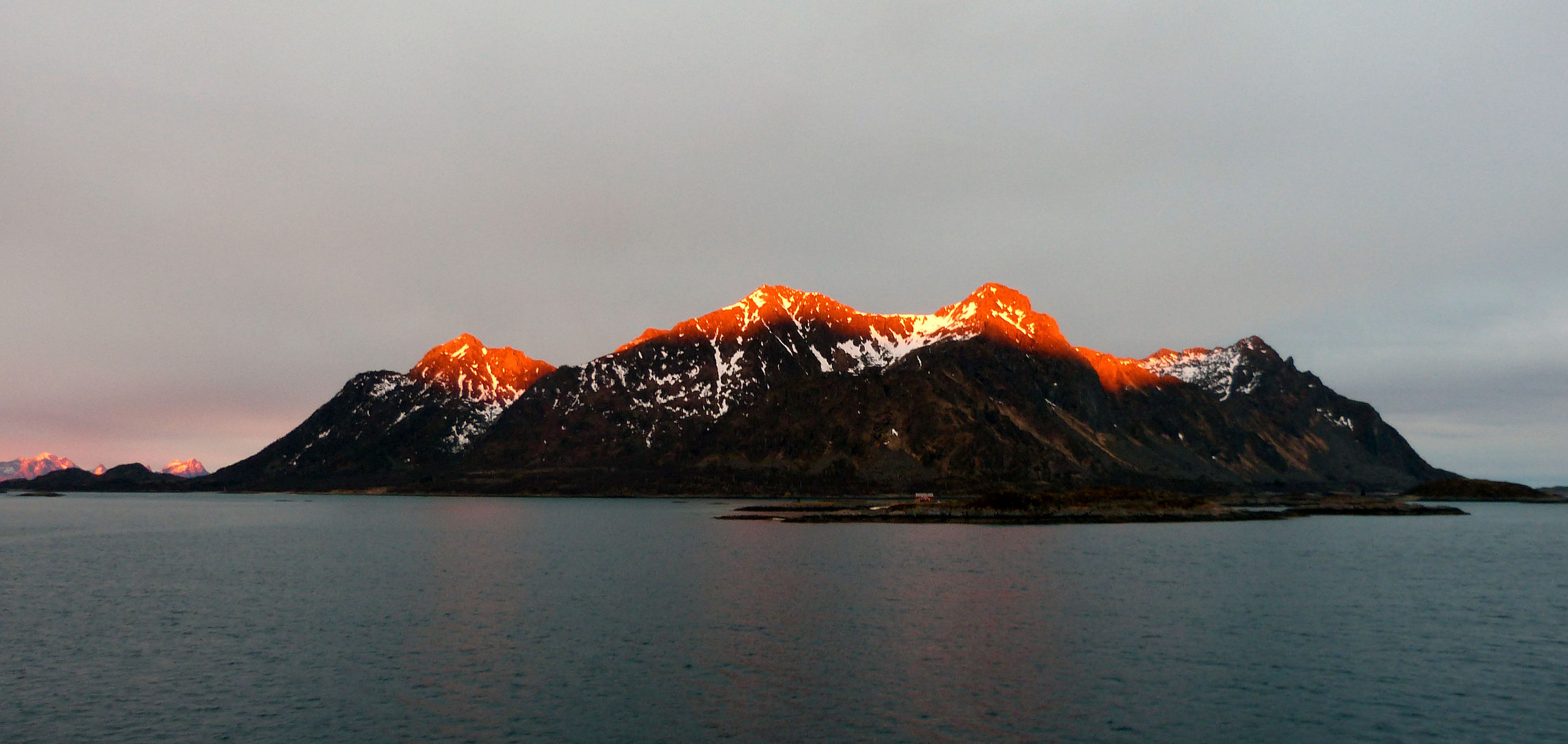 Soleil de minuit dans les iles Lofoten