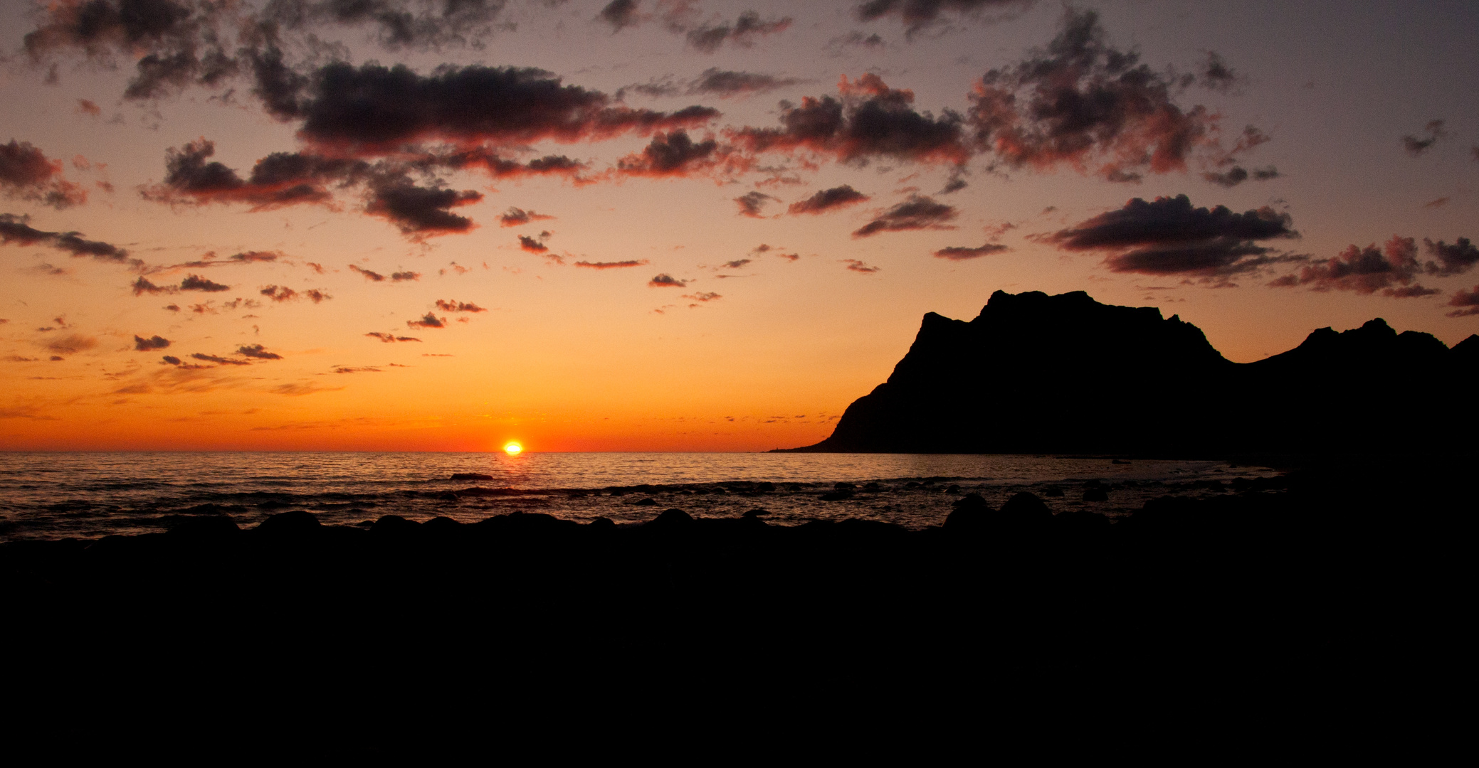 Soleil de minuit . Smårollinger . Lofoten . NORWAY.