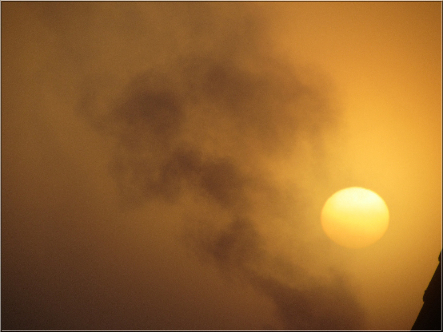 ..Soleil levant, brume et feux de cheminée..