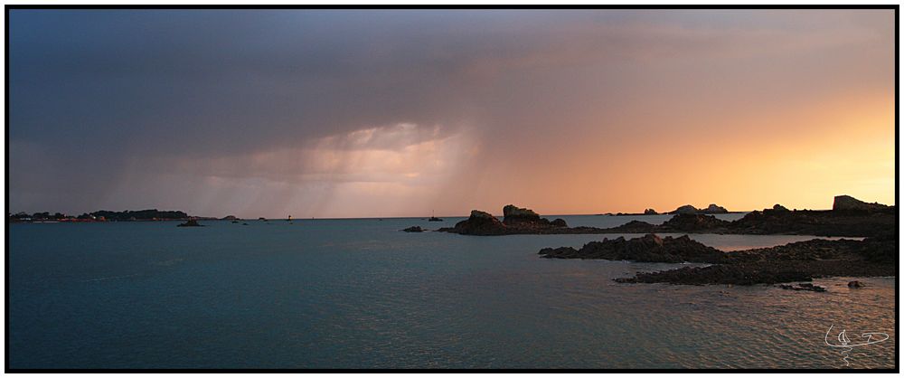 Soleil levant et averse matinale à L'arcouest