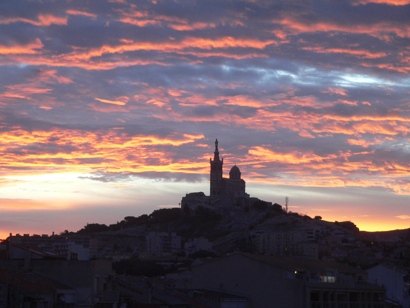 SOLEIL LEVANT SUR NOTRE DAME DE LA GARDE