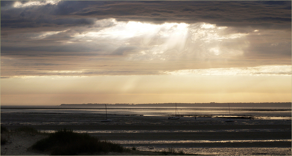 Soleil, mer, nuages et pluie sur la côte atlantique à marée basse