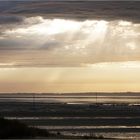 Soleil, mer, nuages et pluie sur la côte atlantique à marée basse