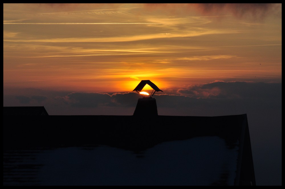 soleil qui se niche dans la cheminée