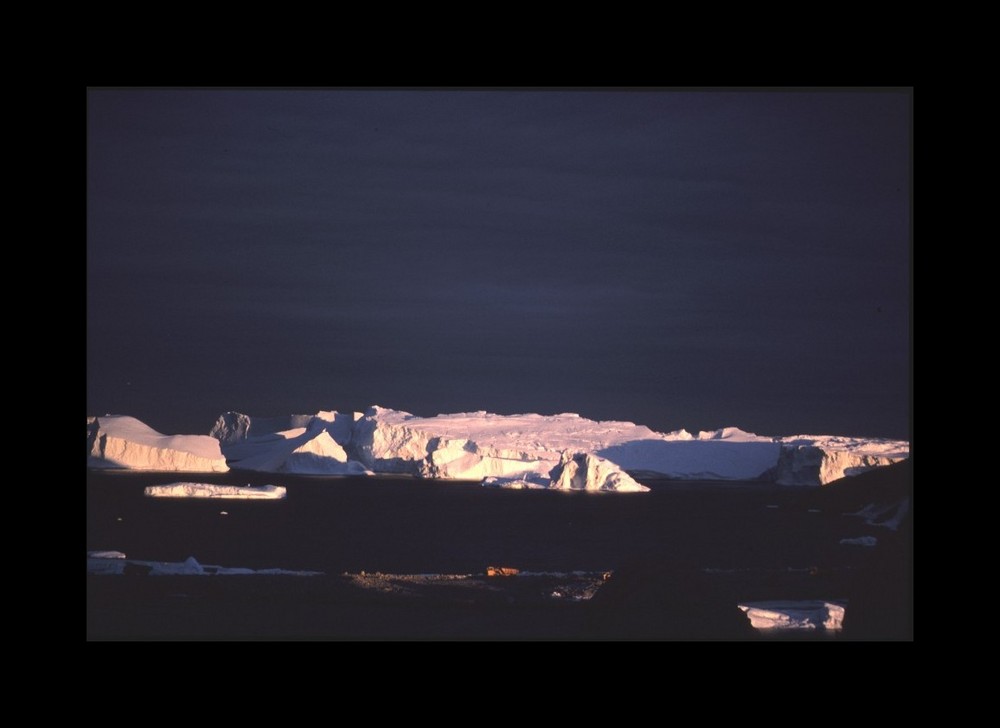 Soleil rasant sur icebergs