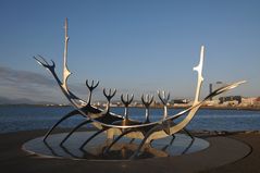 Sólfar - Sonnenfahrt: Reykjaviks Wikingerschiff-Denkmal an der Uferpromenade Reykjaviks