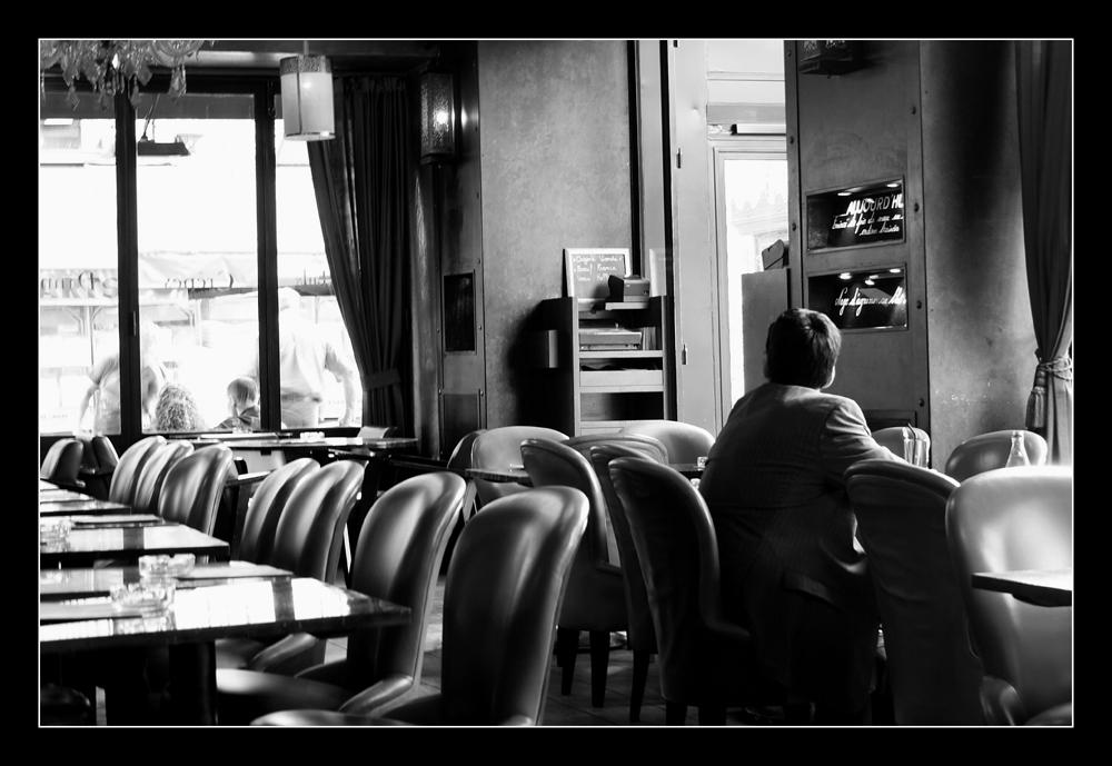 Solitude dans un café