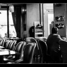 Solitude dans un café