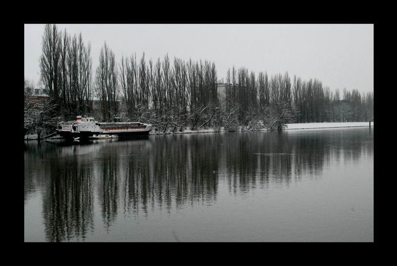 Solitude d'une péniche en hiver