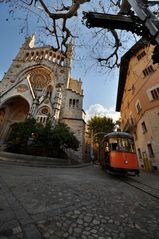 Soller - Kirche mit Straßenbahn