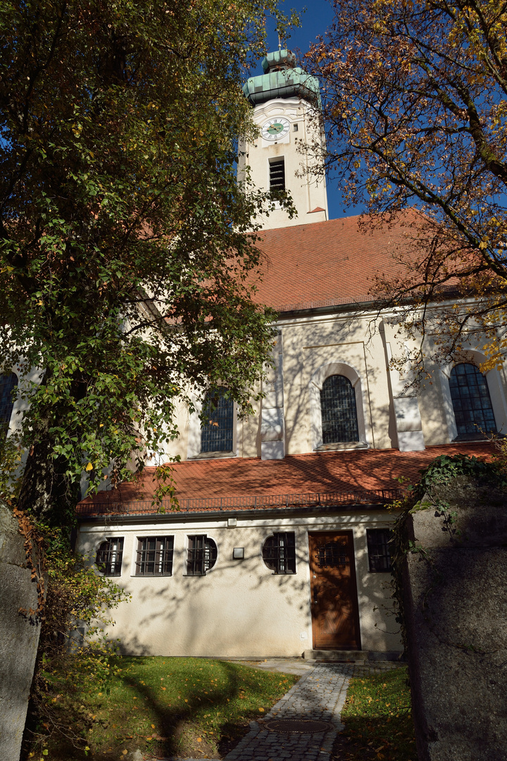 Sollner Kirche im schönen Herbst