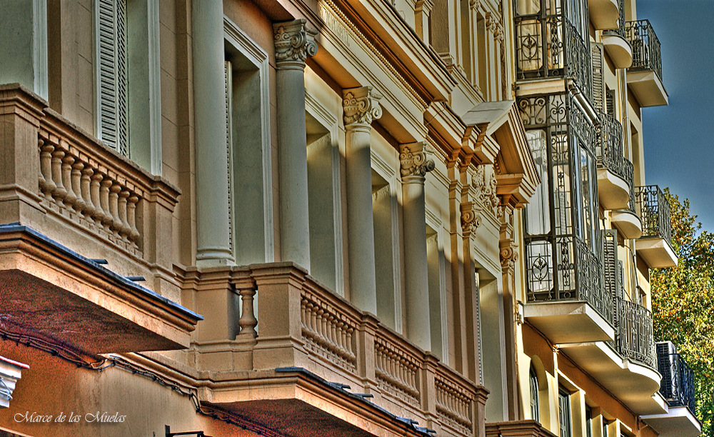 ...solo balcones en color...