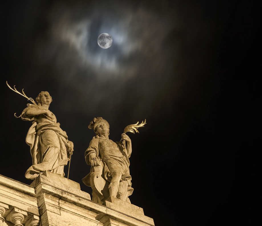 Solothurn - Detail St.Ursenkathedrale mit Mond