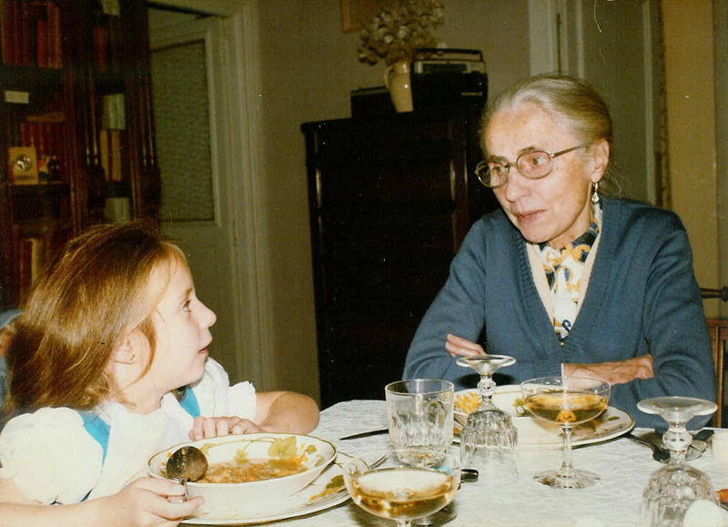 Solveig mit ihrer Oma (1913-2006)