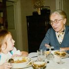 Solveig mit ihrer Oma (1913-2006)