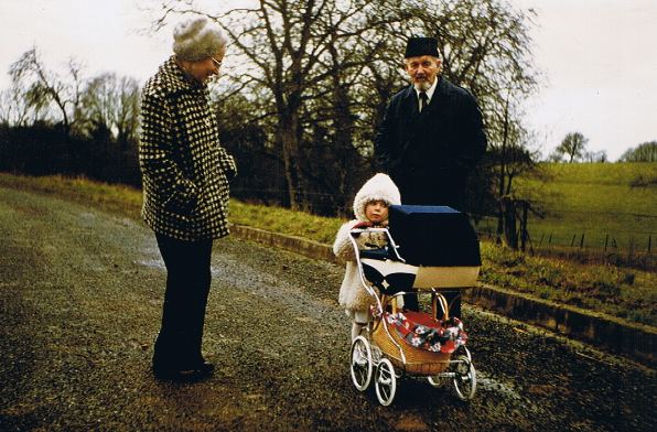 Solveig mit Oma und Opa (1)