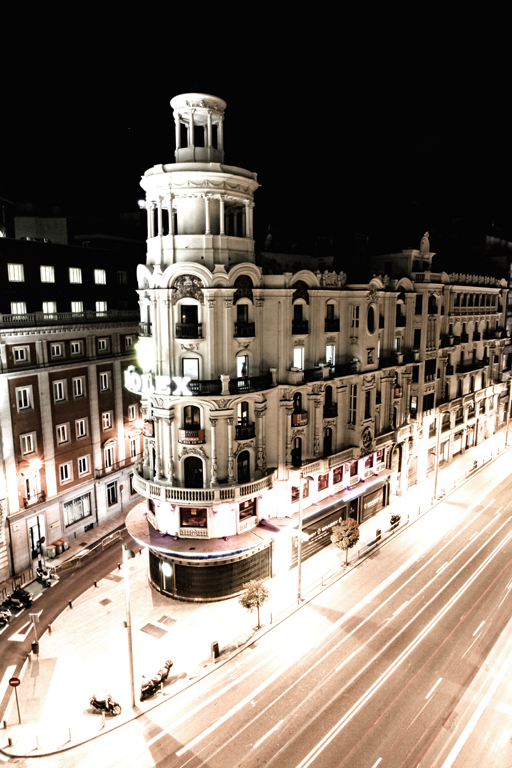 Sombra y luz en la noche madrileña