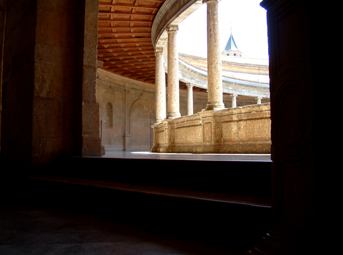 Sombras de palacio (Palacio Carlos V, Granada)