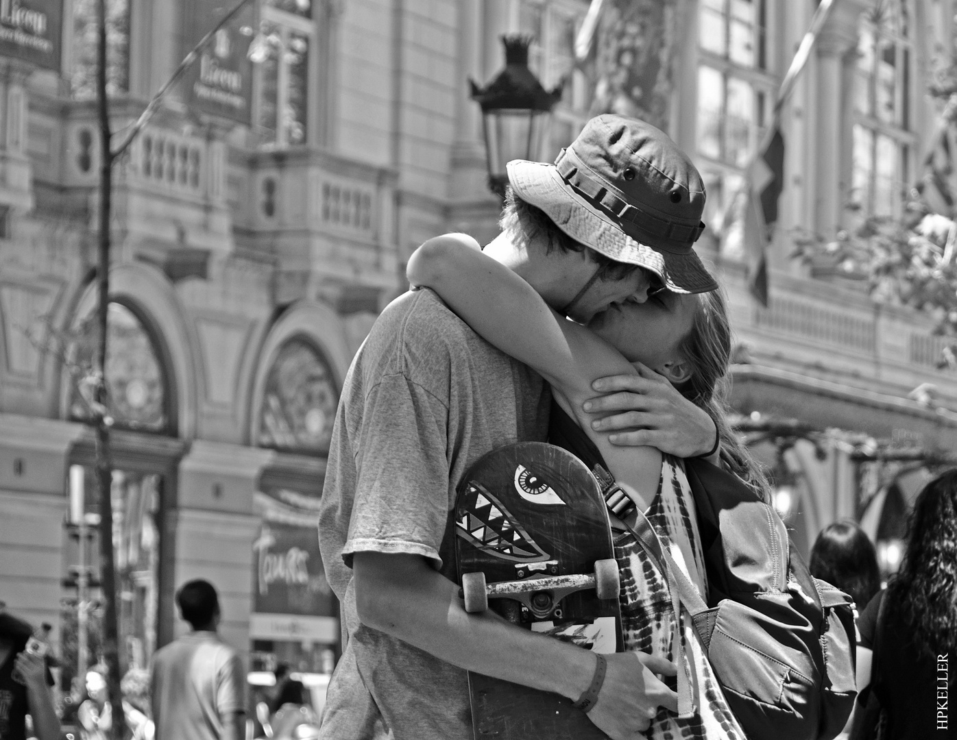 Some days ago at the Ramblas, ...and the two passions in his arms.