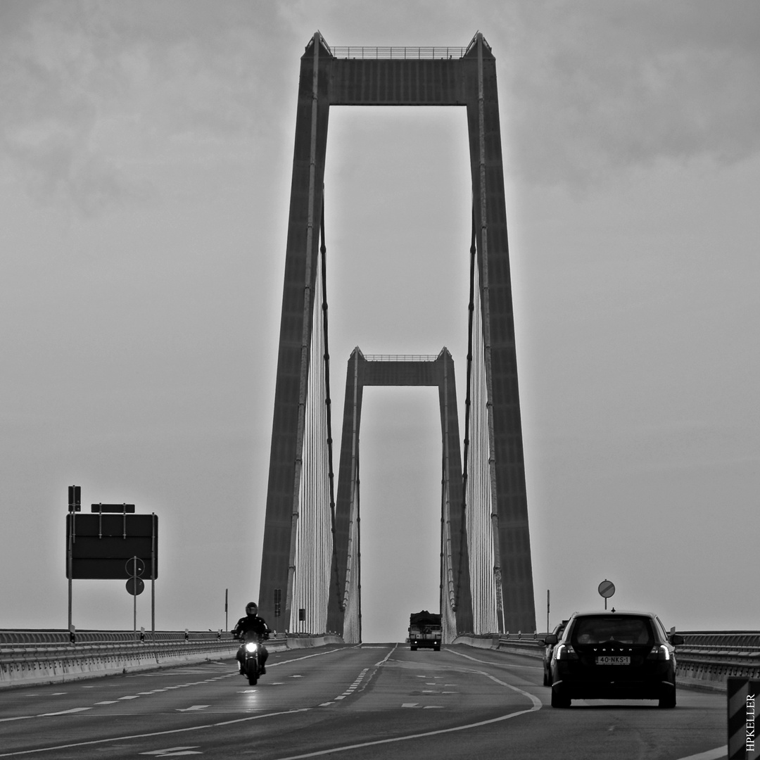 Some days ago in the early evening, ...the Rhinebridge at Emmerich (Germany).