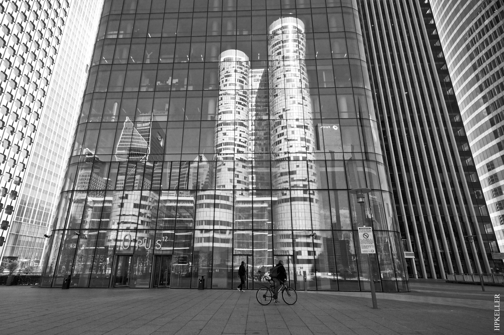 Some month ago in Paris, ...explore "La Defense" by bike.