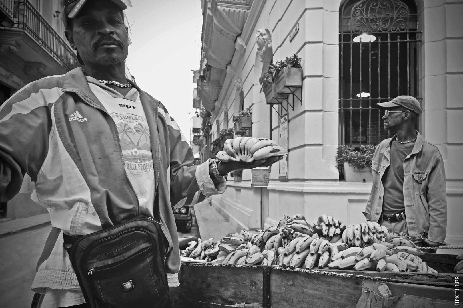 Some weeks ago in Havanna, ...drunken Seller praises bananas for little money.