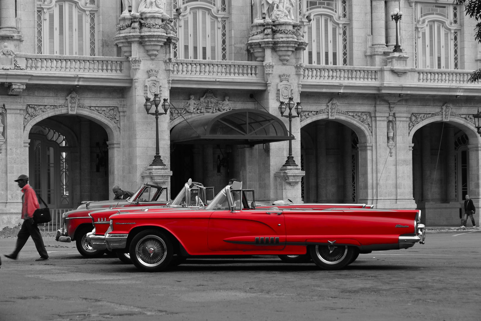 Some weeks ago in Havanna, ...in the early morning, the classic cars waiting for the lovers.