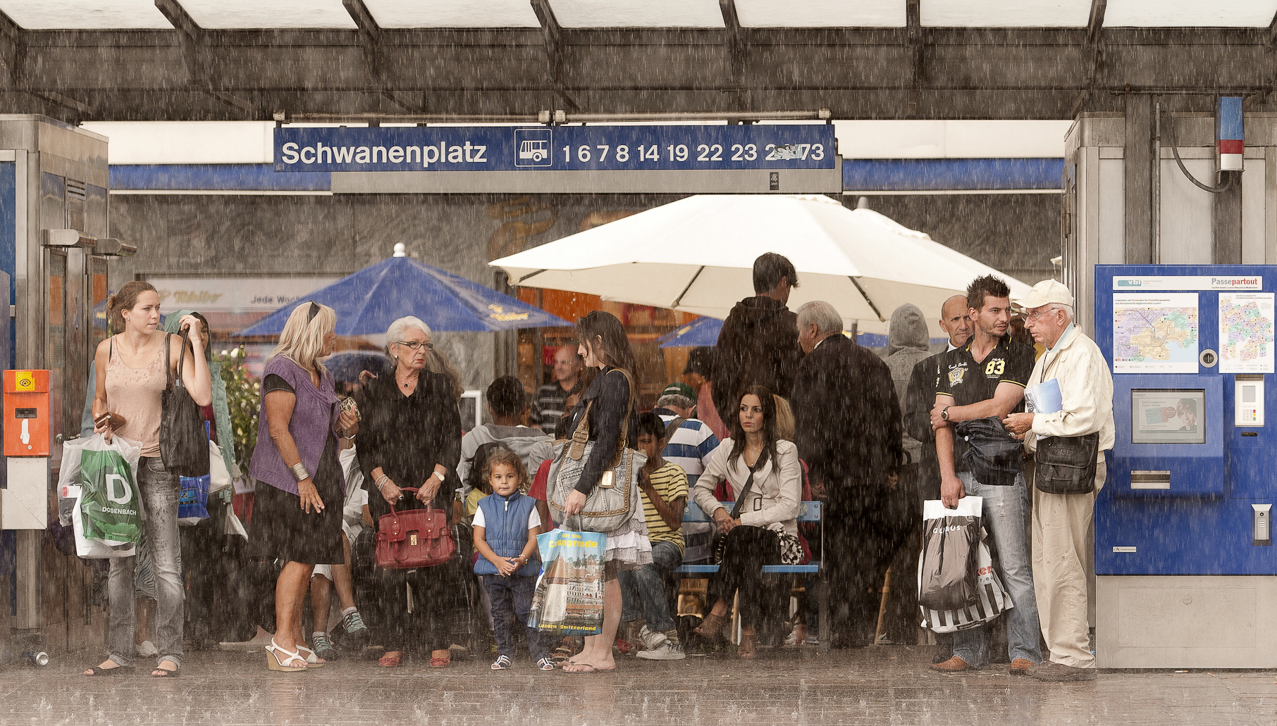 Sommer 2011 / Menschen suchen Schutz vor dem Regen