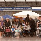 Sommer 2011 / Menschen suchen Schutz vor dem Regen