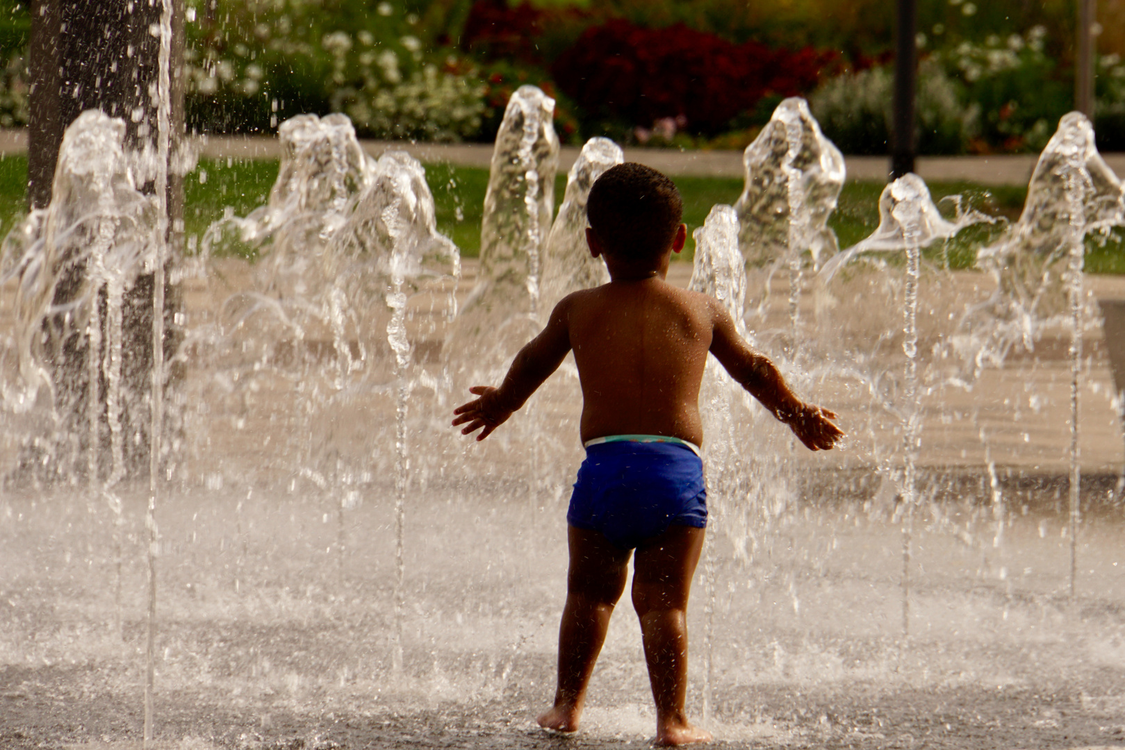 Sommer 2018 - Menschen im Springbrunnen