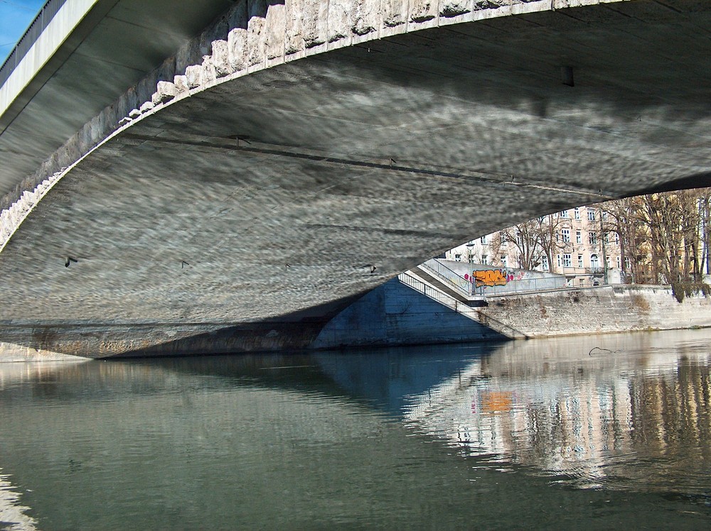 Sommer der Isar im Schatten der Brücke