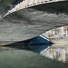 Sommer der Isar im Schatten der Brücke