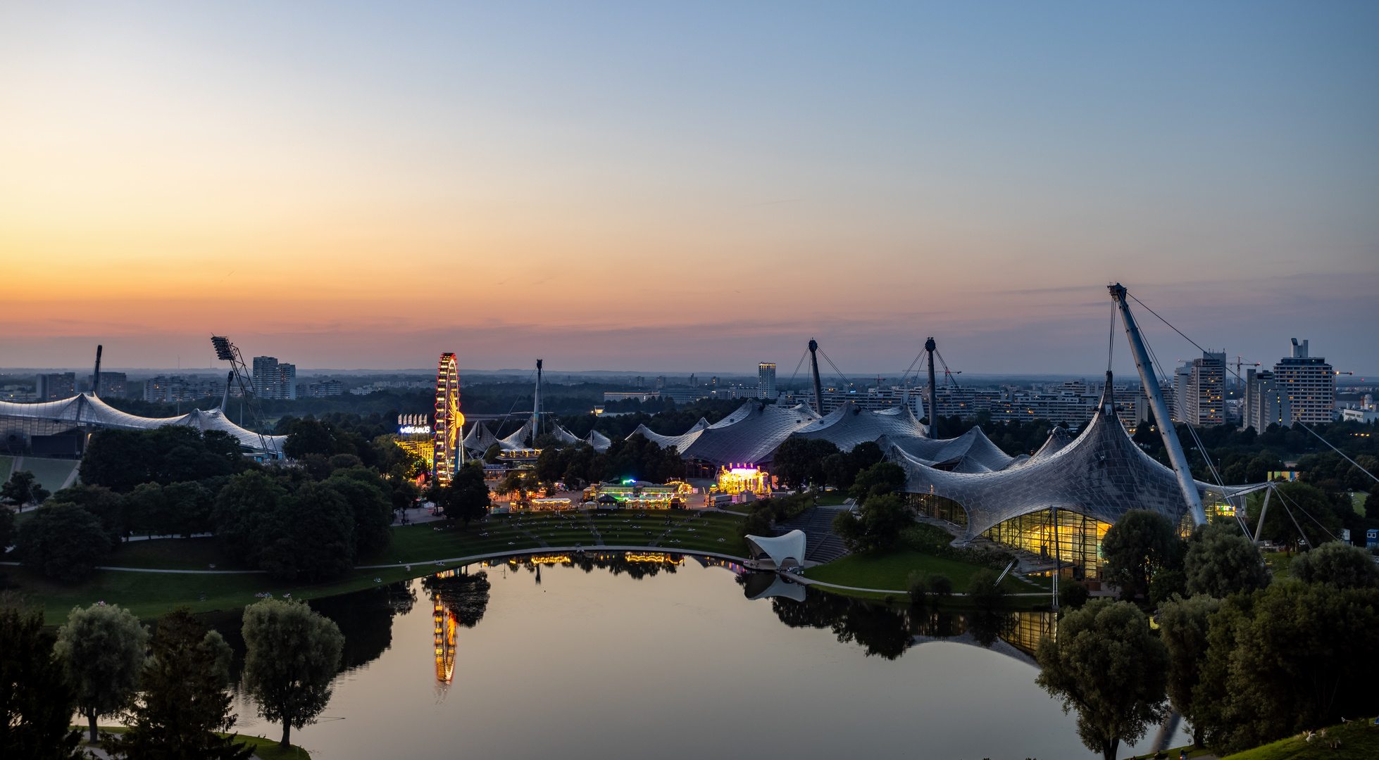 Sommer in der Stadt in München am Olympiapark