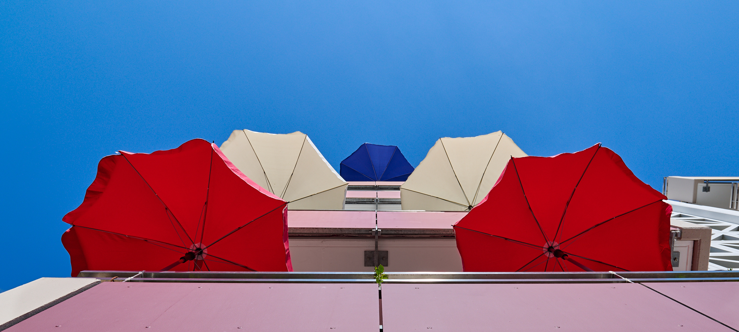 Sommer in der Stadt, wenn man die Sonnenschirme so perfekt gestaltet vorfindet, ist…