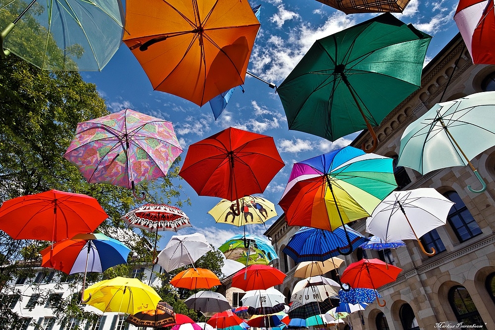 Sommer ist, wenn Regenschirme vor Freude fliegen