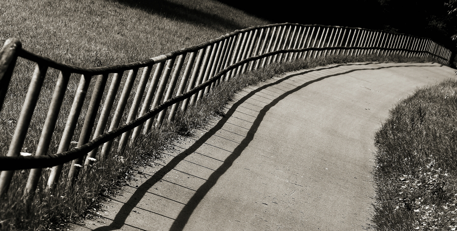 Sommer-Sonne-Hitze-Radweg-Zaun 