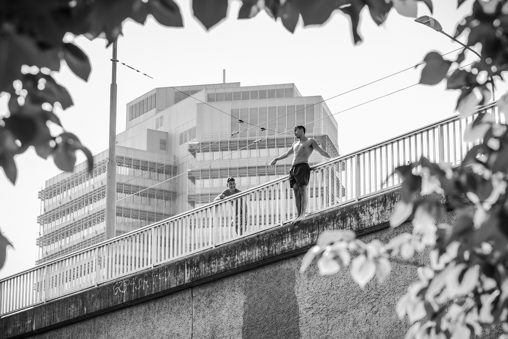 Sommer, Sonne, von der Brücke springen