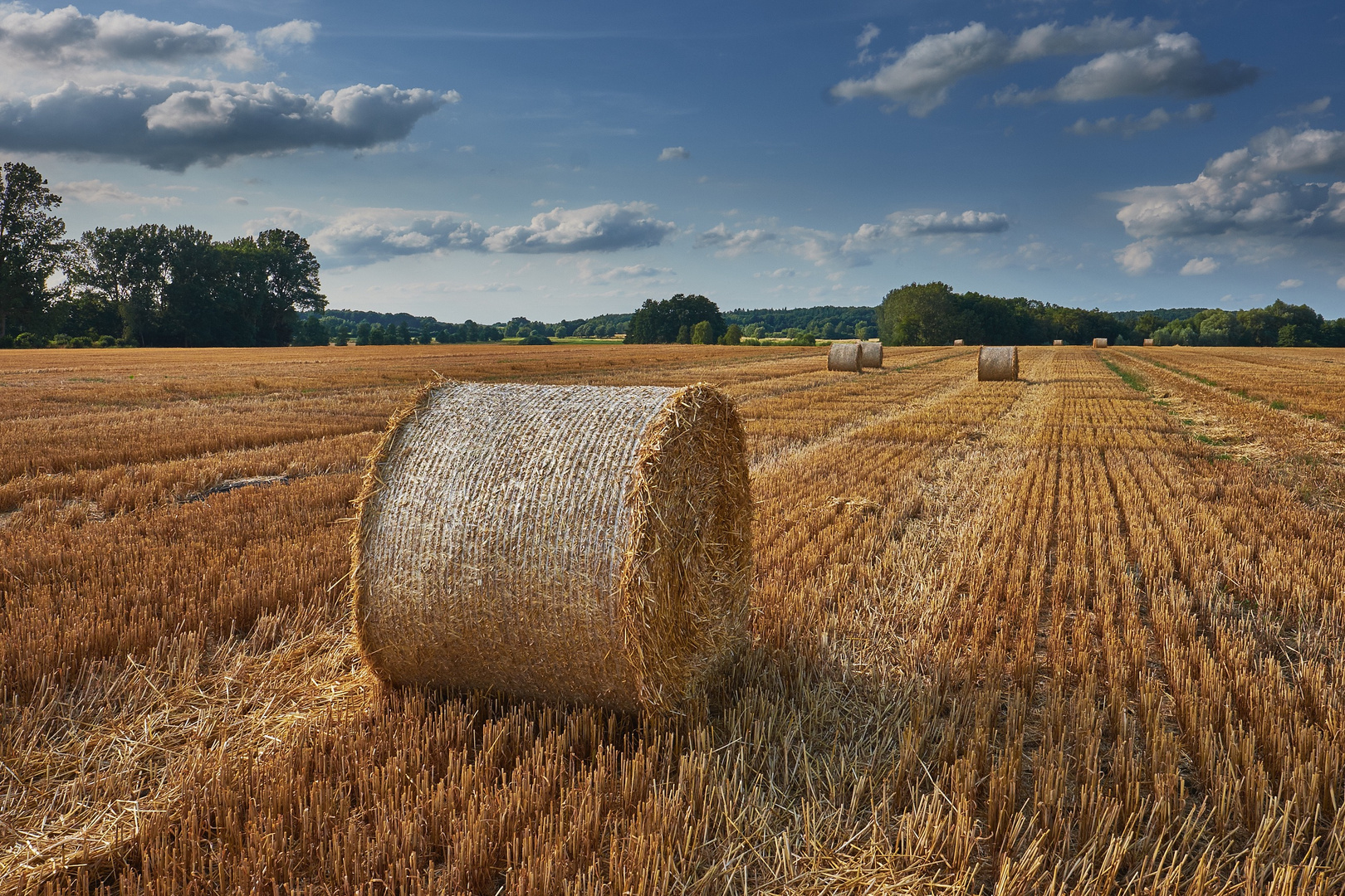 Sommer: Strohballen und Wolken