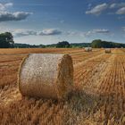 Sommer: Strohballen und Wolken