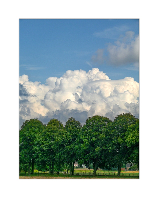 Sommer und der Himmel ist voller Wolken 04