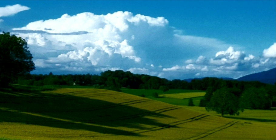 Sommer/ Wolkenberge über Feldern