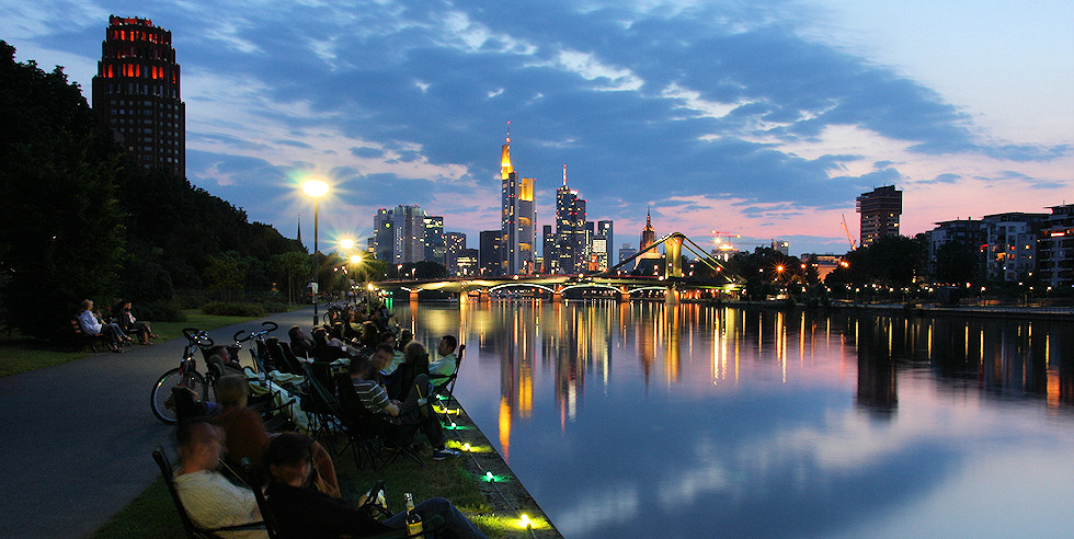 Sommerabend am Frankfurter Mainufer