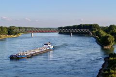 Sommerabend am Rhein