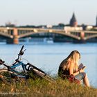 Sommerabend am Rheinufer