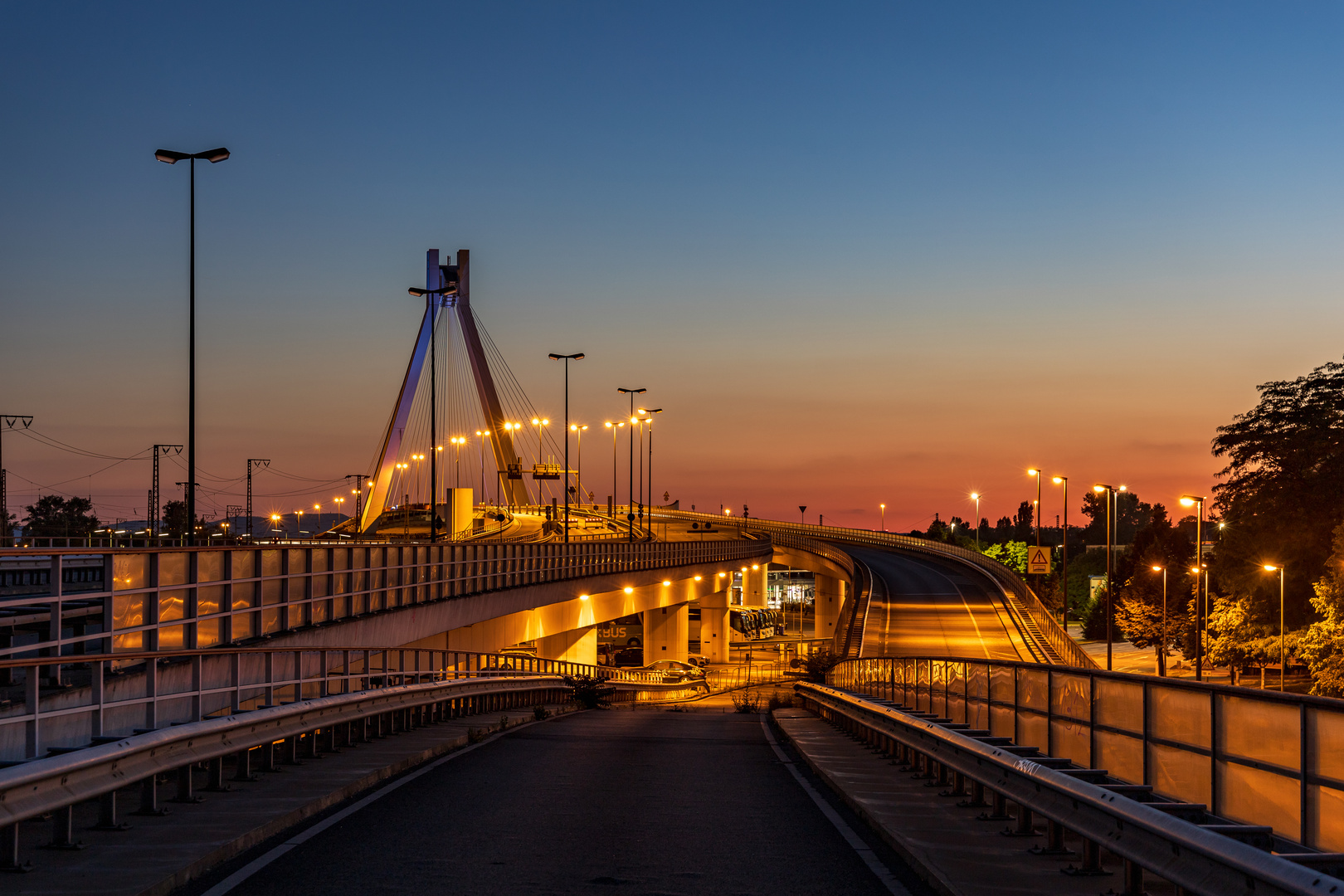 Sommerabend an der Pylonbrücke